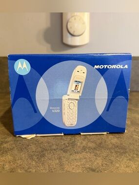 Vintage 2004 Motorola flip phone